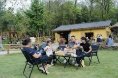 <b>长岗镇蔺田村尘外楠山平易近宿欢迎大厅内</b>